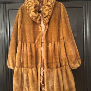 Stunning statement coat, swing style, silk lining, elegant collar